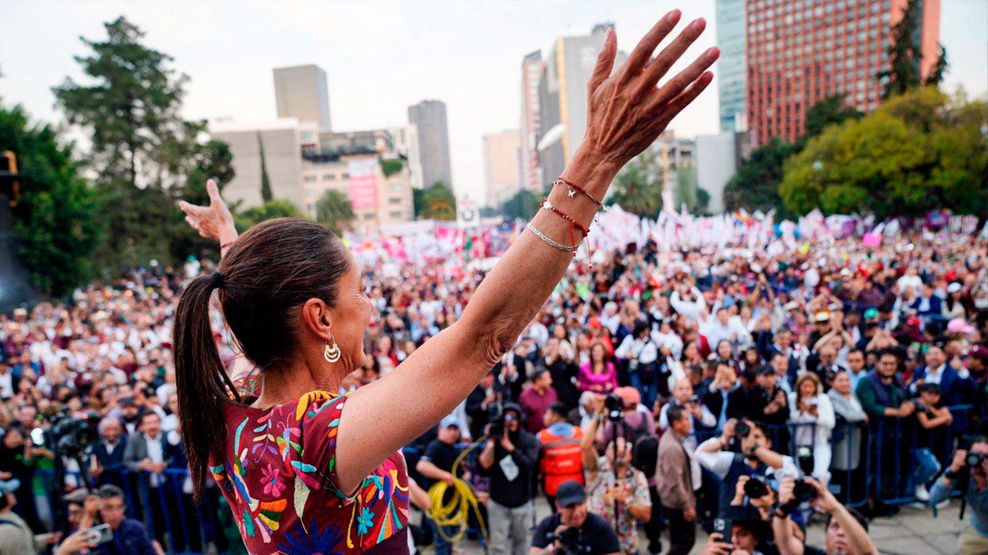 Ante Miles Claudia Sheinbaum Cierra Su Precampaña Políticos Al Desnudo 3611